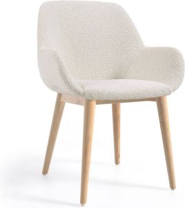 Kave Home Konna stoel in wit fleece met massief essenhouten poten in een naturel afwerking