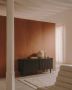 Kave Home Mailen-dressoir met 2 deuren van essenfineer met een donkere afwerking 180 x 75 cm - Thumbnail 1
