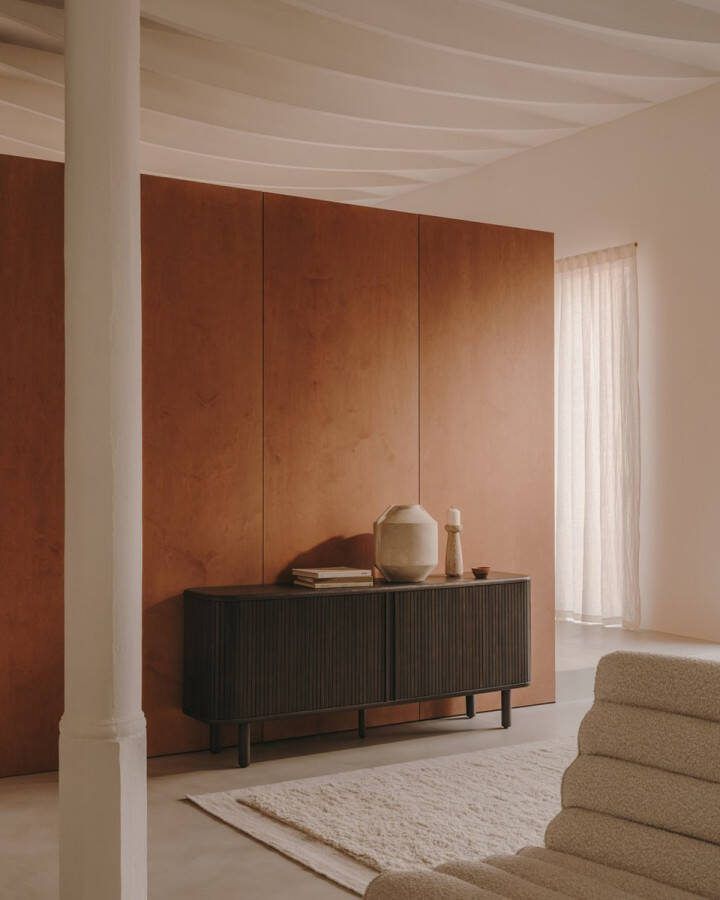 Kave Home Mailen-dressoir met 2 deuren van essenfineer met een donkere afwerking 180 x 75 cm
