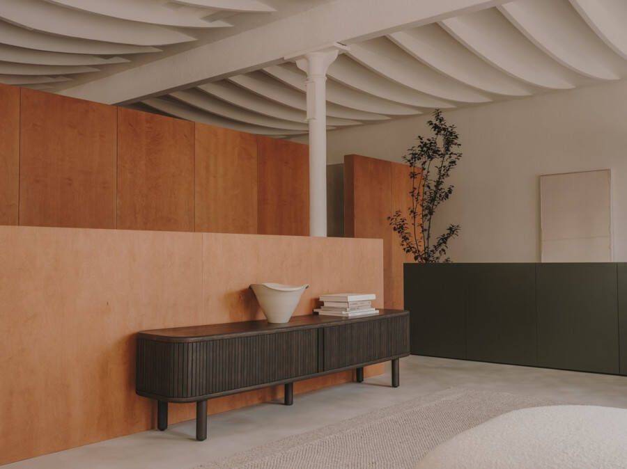 Kave Home Mailen-tv-meubel met 2 deuren van essenfineer met een donkere afwerking 200 x 50 cm