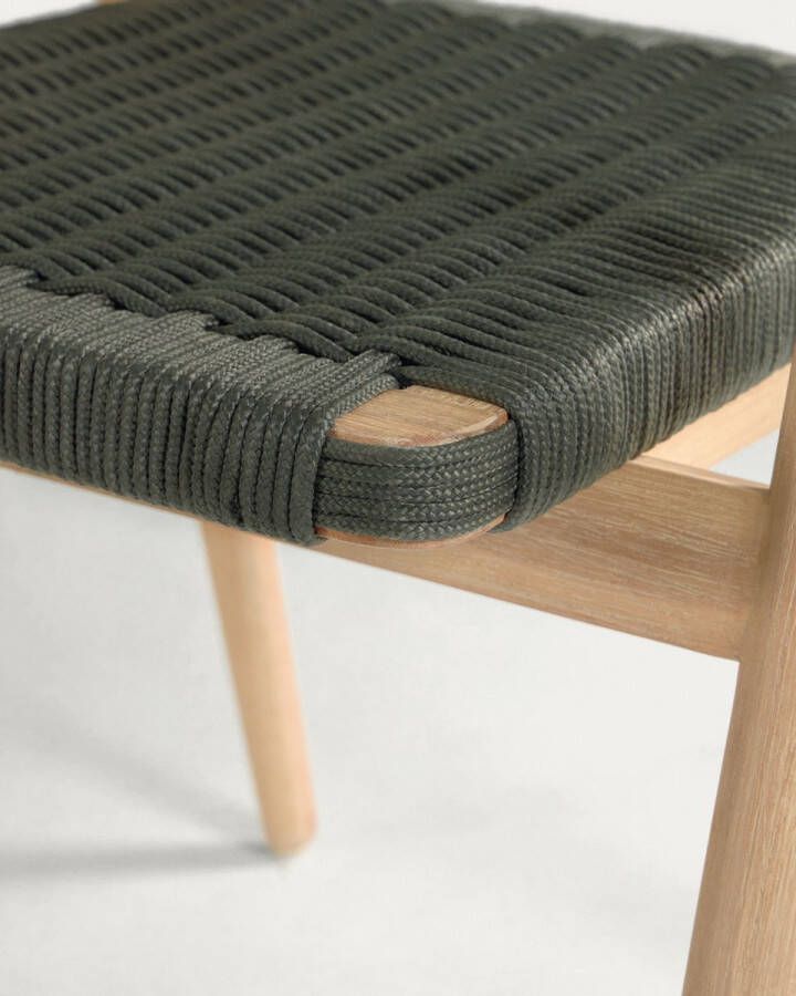 Kave Home Majela stoel in massief 100% FSC eucalyptus met eiken afwerking en groen touw