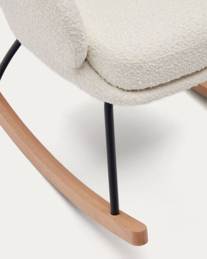 Kave Home Maustin-schommelstoel met witte schapenvacht en zwart frame van staal en beukenhout