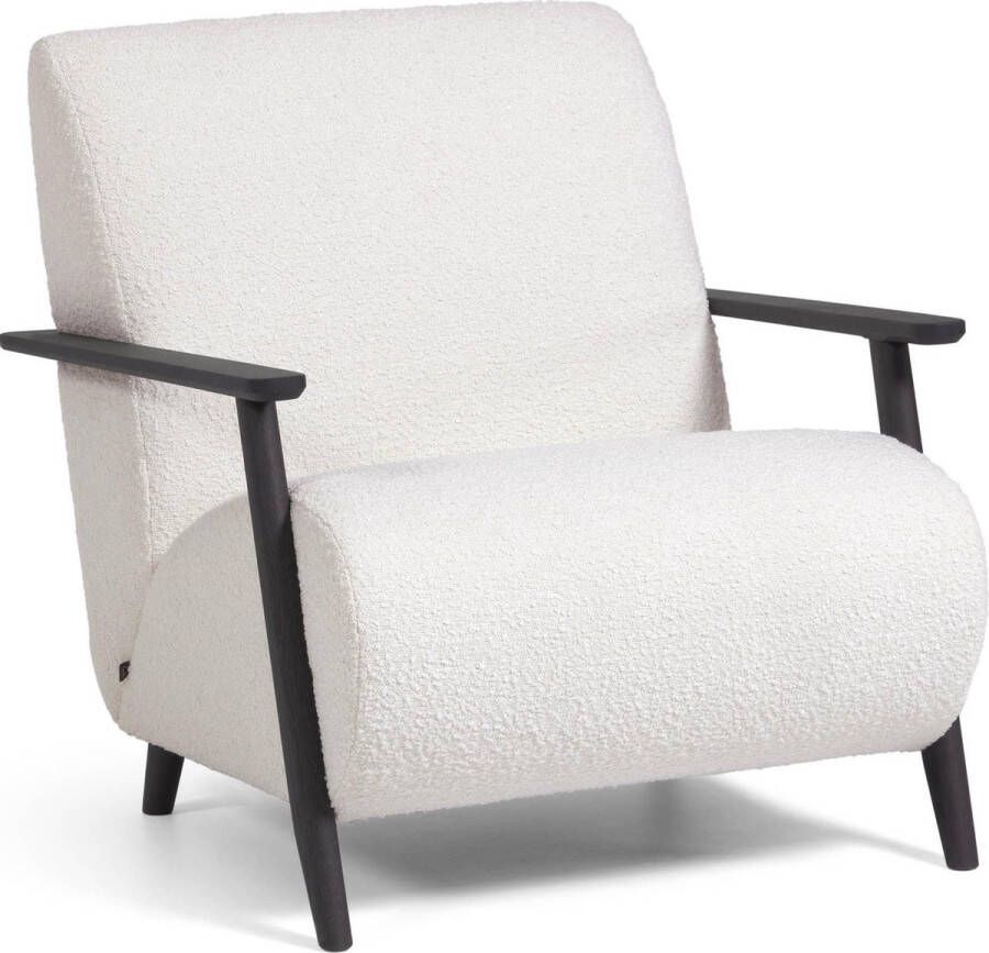 Kave Home Meghan fauteuil wit geschoren effect met massief essenhouten poten met wengé-afwerking