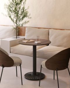 Kave Home Tiaret ronde tafel in melanine met walnoothouten afwerking en zwart metalen poot Ø 69 5 cm