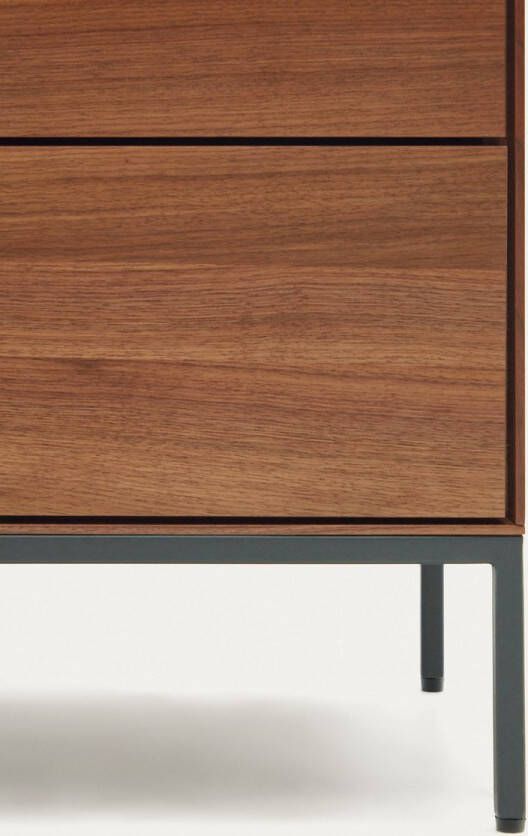 Kave Home Vedrana ladekast met 5 laden in walnootfineer met zwarte stalen poten 60 x 114 cm