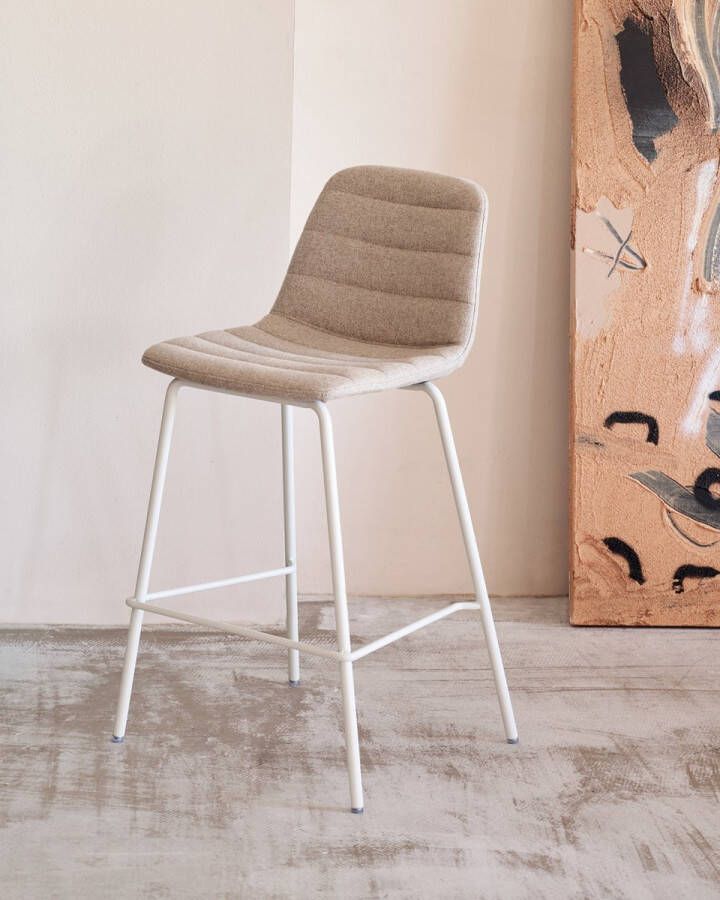 Kave Home Zunilda-kruk in zwart chenille en staal met matzwarte afwerking 65 cm hoog