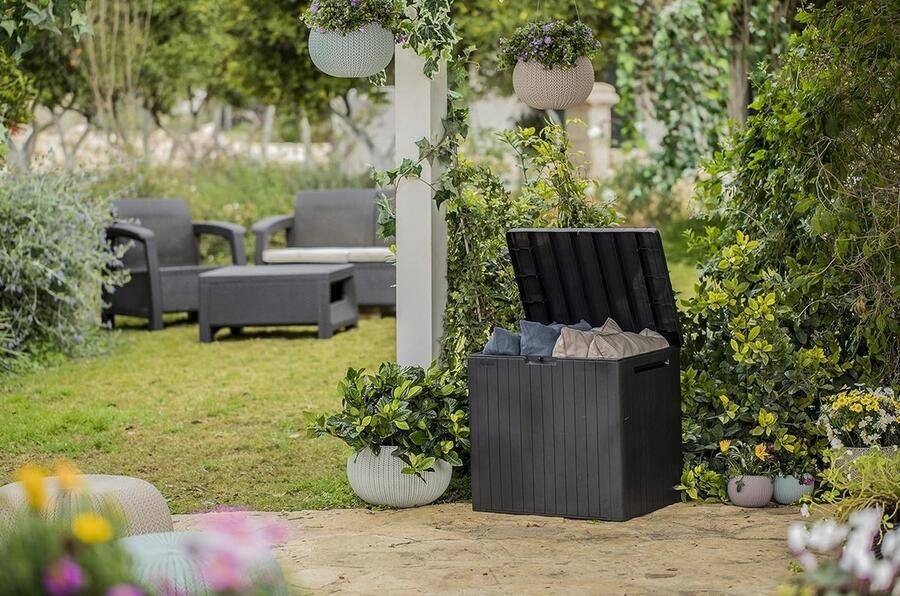 Keter Opbergdoos donkergrijs inhoud: 113L afmetingen: HxDxB55x44x57 8cm ideaal voor balkon tuin en kleine oppervlakken houtlook