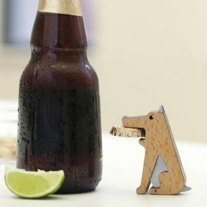Kikkerland Flesopener Voor bierflessen en glazen flesjes Roestvrij staal Beukenhout In de vorm van een hond Van roestvrij staal en beukenhout Magnetisch