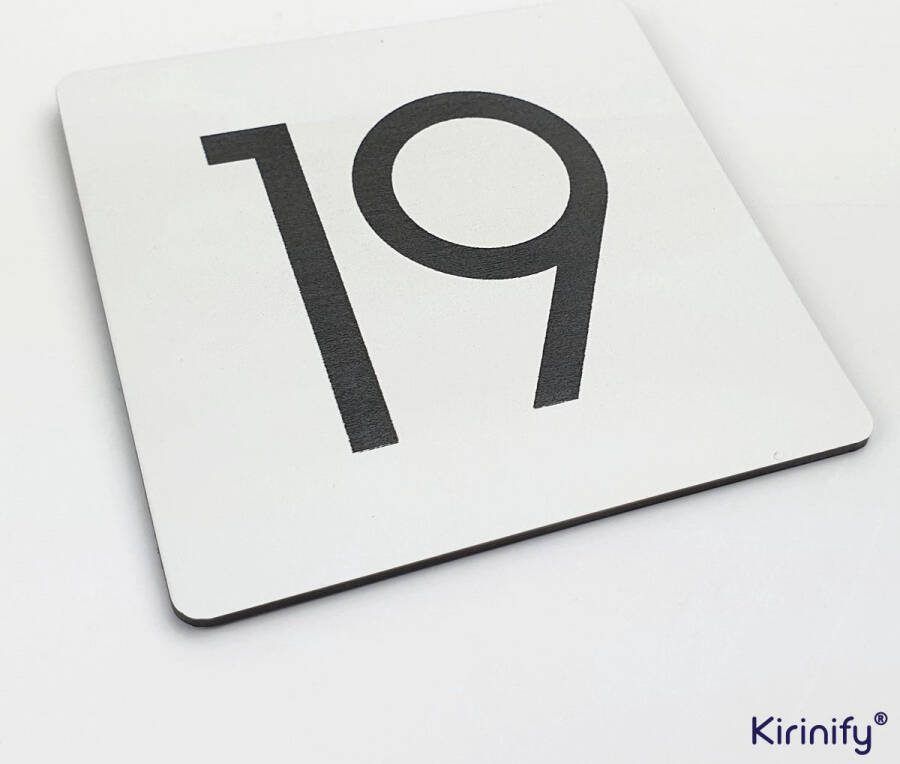 Kirinify Huisnummerbord wit met zwart huisnummer 7 x 7 cm Gegraveerd & Inclusief bevestiging