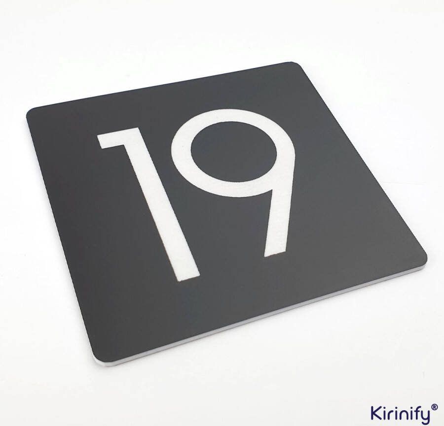 Kirinify Huisnummerbord zwart met wit huisnummer 7 x 7 cm Gegraveerd & Inclusief bevestiging