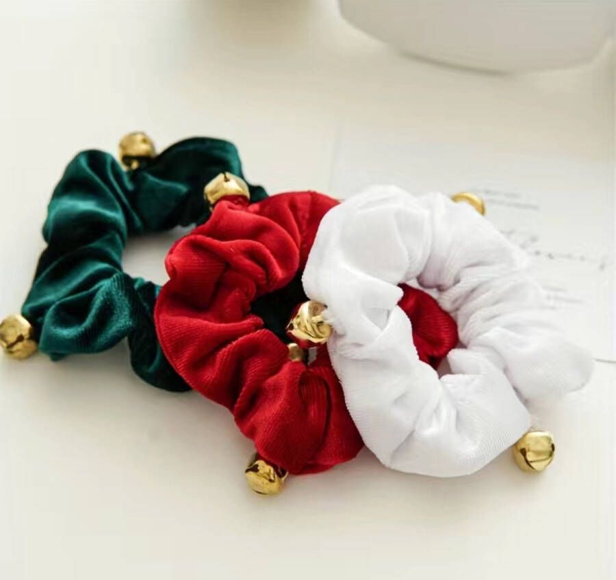 Laililand Kerst scrunchies 3 stuks in de kleuren rood wit en groen met belletjes haaraccessoires kerst leuk als kerstcadeau