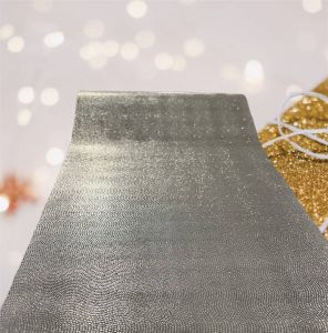 Lefreshener Deluxe Zilveren tafelloper met patroon- kerst decoratie- kerst oud en nieuw- feest