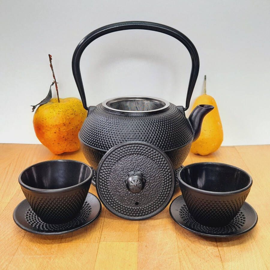 LEIJZER design KERST AANBIEDING Mooie gietijzeren theepot set zwart 1.2 L met onderzetter 2 kopjes van 100 ML en 2 leuke schotels