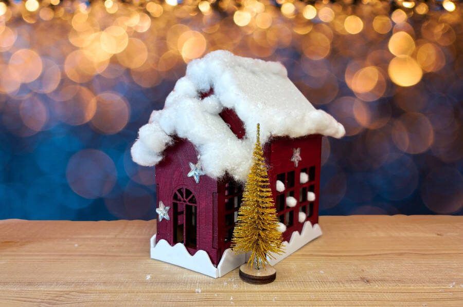 Little Creations DIY Pakket Houten Kersthuisje Bordeaux Rood hobbypakket voor volwassenen Doe het zelf pakket Kersthuisje Knutselpakket voor volwassenen