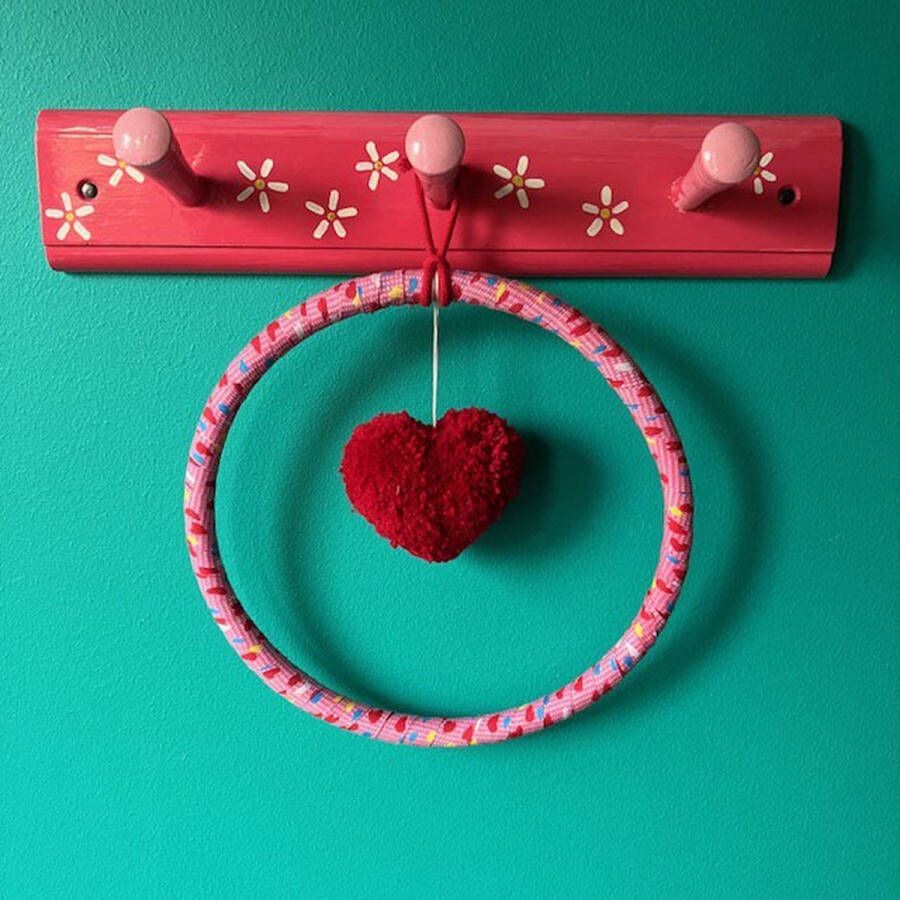 Luna-leena duurzame muurhanger met een rood hart ring 20ø cm handgemaakt in Nepal kinder droomvanger kinderkamer decoratie dreamcatcher hartjeslint babyshower verjaardag geboorte hartje liefde rood baby ibiza moederdag