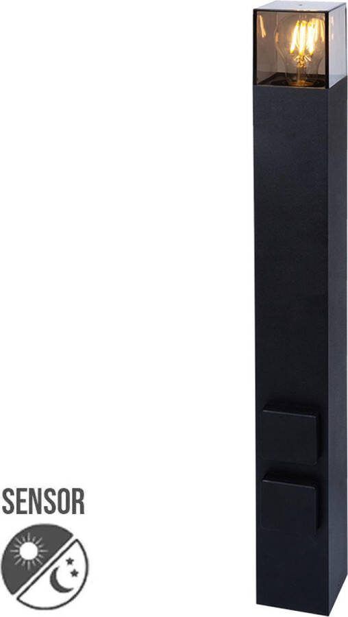 Lybardo Buitenstopcontact op zuil Buitenlamp met sensor dag en nacht Sokkellamp Dalarna Geschikt voor E27 lamp 70 cm hoog IP44 waterdicht 2 stopcontacten Mat zwart