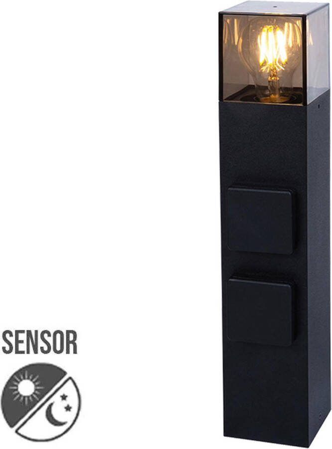 Lybardo Buitenstopcontact op zuil Buitenlamp met sensor dag en nacht Sokkellamp Oslo Geschikt voor E27 lamp 40 cm hoog IP44 waterdicht 2 stopcontacten Mat zwart