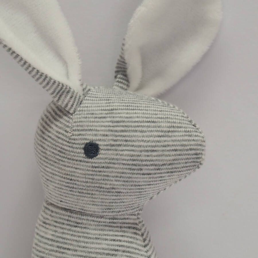 Mami Beby rammelaar konijn wit grijs de Houtkraam knuffel