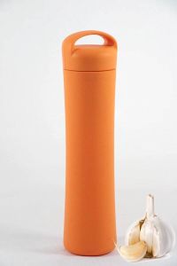 Mastrad knoflookpers knoflookpeller bewaartube oranje siliconen 15cm