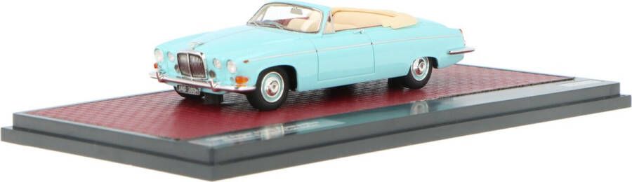 Matrix Het 1:43 Diecast model van de Jaguar 420G Cabriolet Open van 1969 in Blue. De fabrikant van het schaalmodel is .Dit model is alleen online beschikbaar