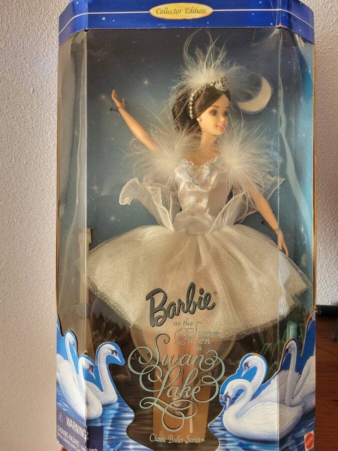 Mattel The Queen in Swan Lake Zwanenmeer Collector Edition pop