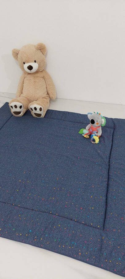 May Lovely May Lovely Groot baby speelkleed Vloerkleed voor baby peuter- Speelmat baby 150x150cm Lovely stars Jeans blauw gekleurde sterretjes Zacht en dik Wasbaar op 30 graden Beide kanten te gebruiken ie in EU Inclusief draagtas