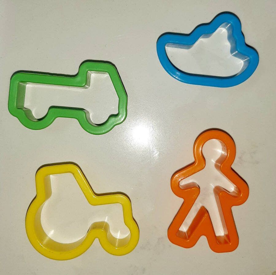 Merkloos 4 uitsteekvormen voor deeg koekjes koekvorm koekvormpjes bakvormpjes uitsteekvormpjes thema voertuig: jongen boot vrachtauto traktor uitsteekvormen figuurtjes klei bakken met kids