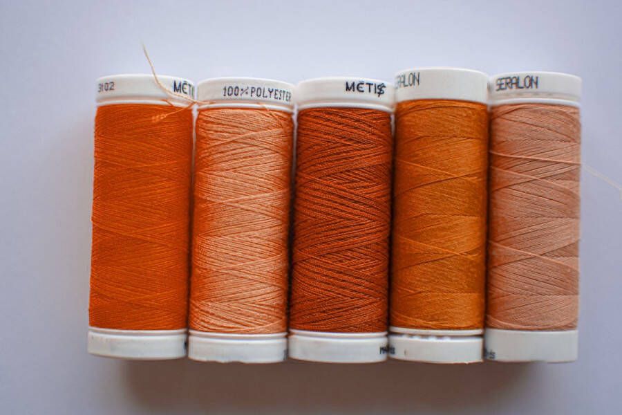 Metis Set van 5 kleuren naaigaren oranje stikzijde voor naaien en naaimachines