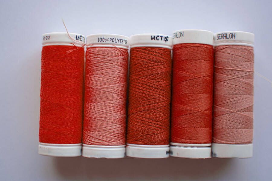 Metis Set van 5 kleuren naaigaren rood rode stikzijde voor naaien en naaimachines