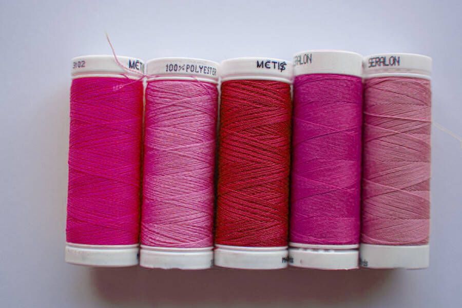 Metis Set van 5 kleuren naaigaren roze stikzijde voor naaien en naaimachines