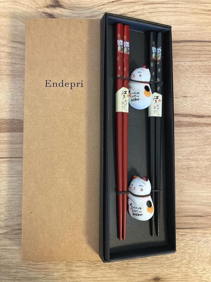 MGM Trading Japanse eetstokjes set van 4 Stijlvolle chopsticks in rood en zwart traditioneel Japans tafelgerei inclusief een schattige keramische kattenhouder