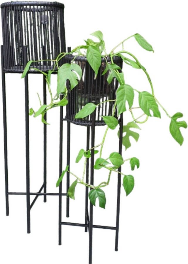 Mica Decorations Plantstandaard zwart met rotan manden Set van 2 Groter maat:H109 5 x D30 5cm