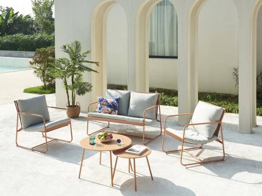 MYLIA Tuinsalon van staal: 1 tweezitsbank 2 fauteuils en 2 salontafels Oranje en grijze kussens LASIMO van L 118 cm x H 76.5 cm x D 74 cm
