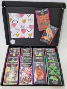 Mystery Cards Zaden Pakket met Mystery Card 'Love (hartjes)' met jouw eigen persoonlijke videoboodschap. Pakket met 18 verschillende bloemen- kruiden- en groentenzaden in 1 box door de brievenbus. Verjaardag Vaderdag Moederdag