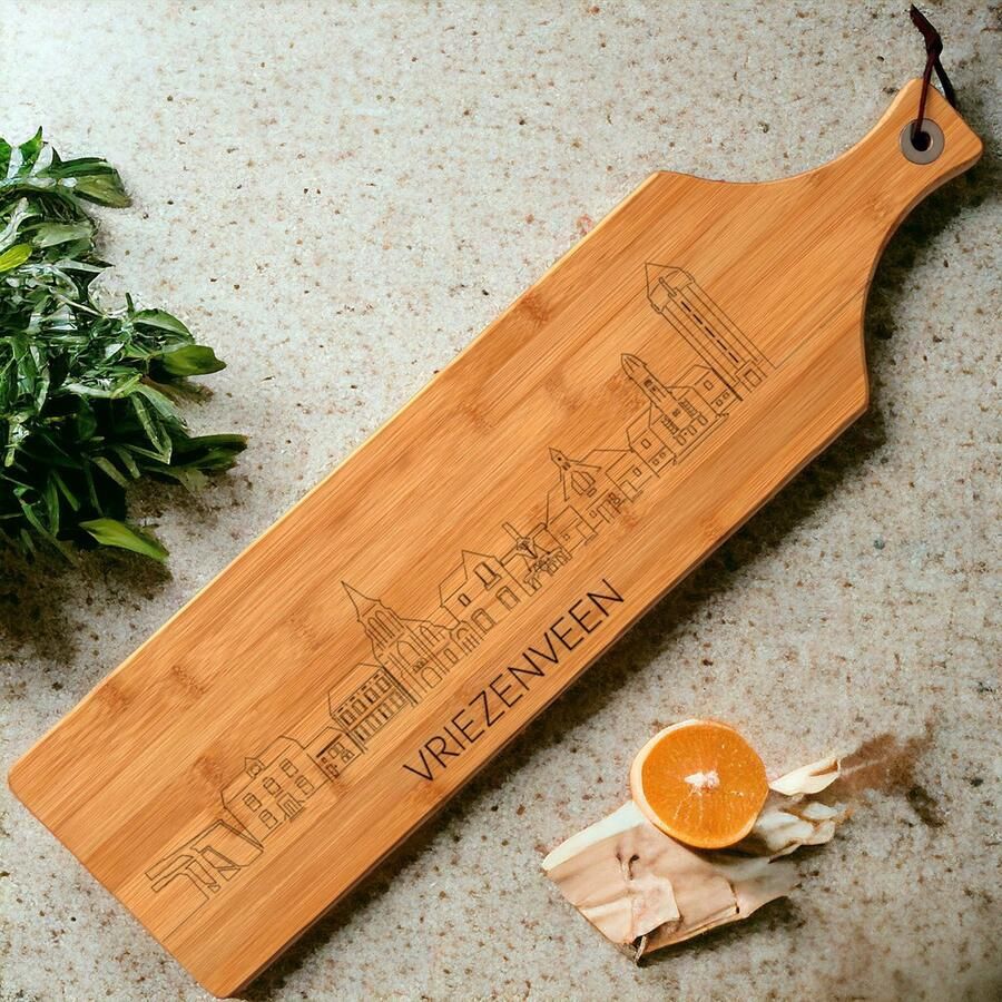 Out-lines Serveerplank met skyline van Vriezenveen Bamboe 60x16cm Borrelplank Gravering