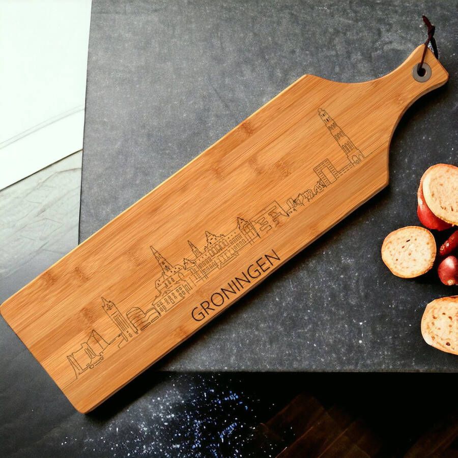 Out-lines Serveerplank met skyline van Groningen Bamboe 60x16cm Borrelplank Gravering