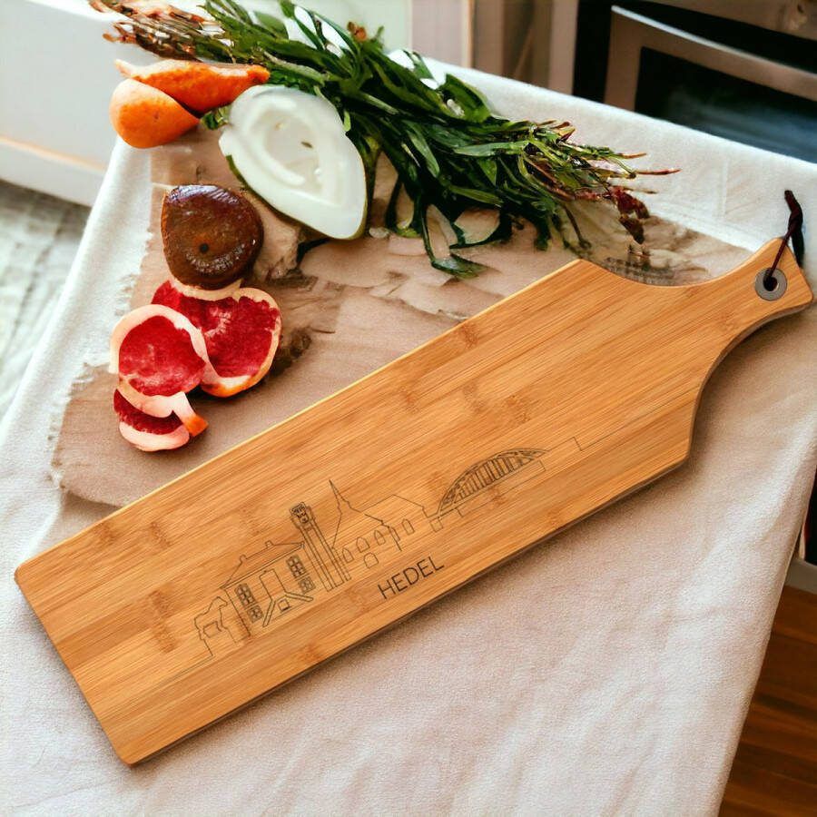 Out-lines Serveerplank met skyline van Hedel hervormde kerk Bamboe 60x16cm Borrelplank Gravering