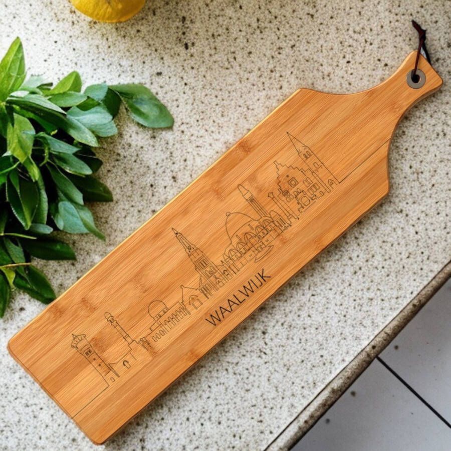 Out-lines Serveerplank met skyline van Waalwijk Bamboe 60x16cm Borrelplank Gravering