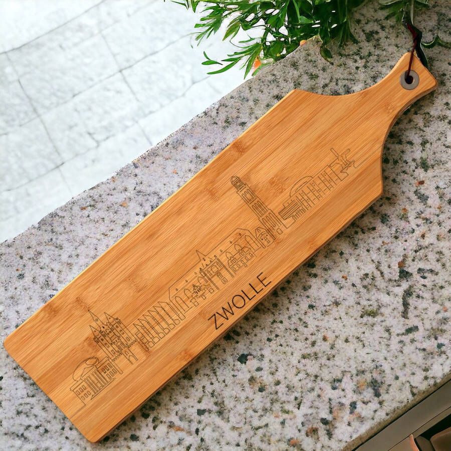 Out-lines Serveerplank met skyline van Zwolle Bamboe 60x16cm Borrelplank Gravering