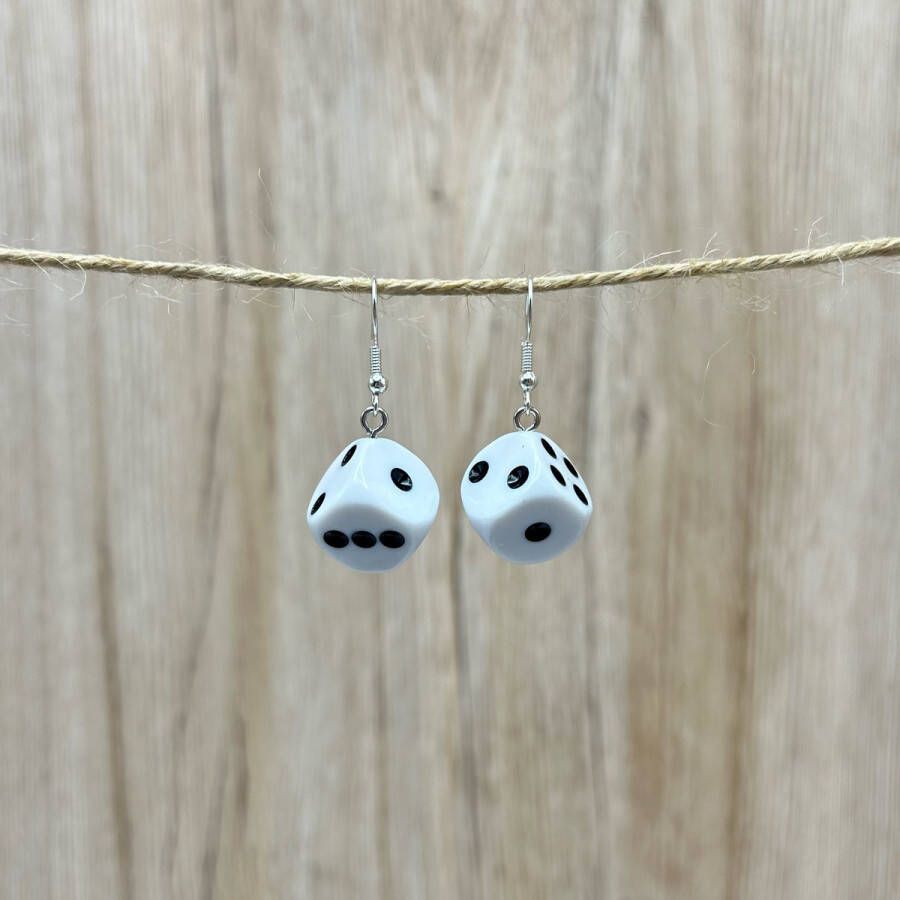 Partymusthaves Oorbellen dobbelstenen oorstekers dobbelsteen- oorhangers Carnaval Las Vegas pokerfeest casino themafeest festival sieraden vrijgezellenfeest