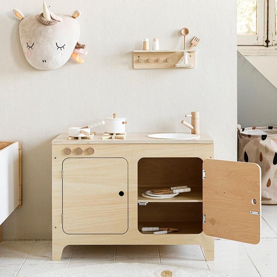Petite Amelie Speelkeuken Hout Parisienne Klassieke Franse stijl Speelgoedkeuken Haal een beetje Frankrijk naar je woon-speel of slaapkamer Inclusief bijpassend plankje voor aan de muur H.52 cm Naturel