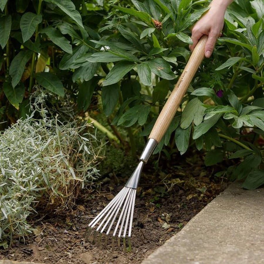 PolkaHome Handbezem lang waaierbezem van roestvrij staal voor het verwijderen van bladeren handhark met langere steel van essenhout lengte: 62 5 cm