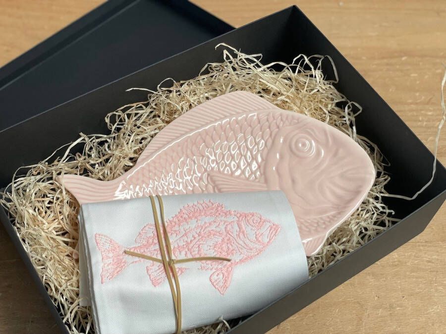 PuroPortugues giftset Evora keramiek visbord tapasschaal visschaal theedoek geborduurd -vis roze geschenkset vrouwen