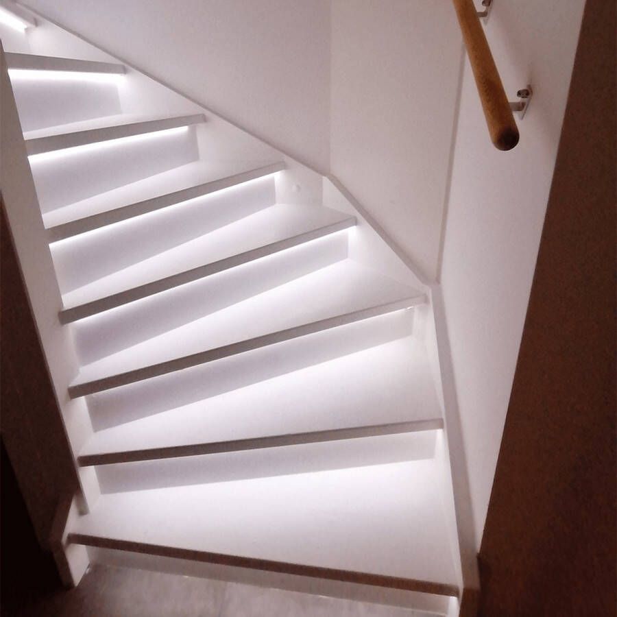 LedKoning Led trapverlichting set met bewegingssensoren Led strips 130 cm met helder wit licht Werkt met de bekende verlichting apps Basic set voor max. 16 treden Bedienen via app