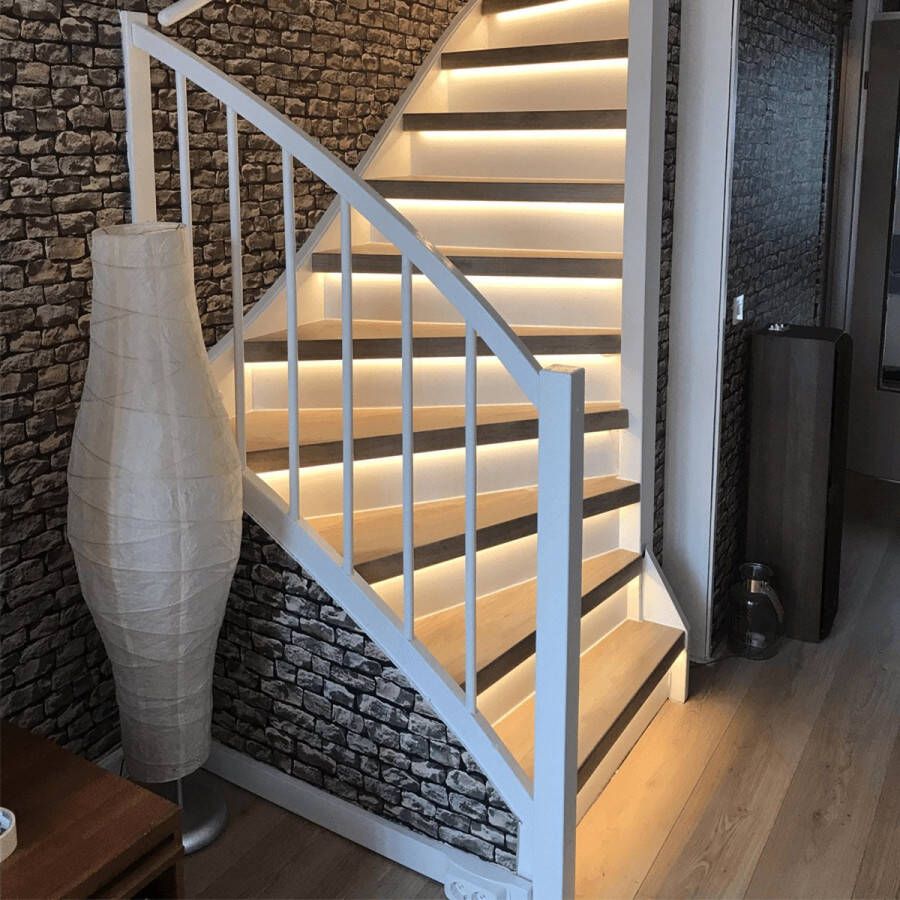 LedKoning Led trapverlichting set met bewegingssensoren Led strips 130 cm met warm wit licht Werkt met de bekende verlichting apps Basic set voor max. 16 treden Bedienen via app