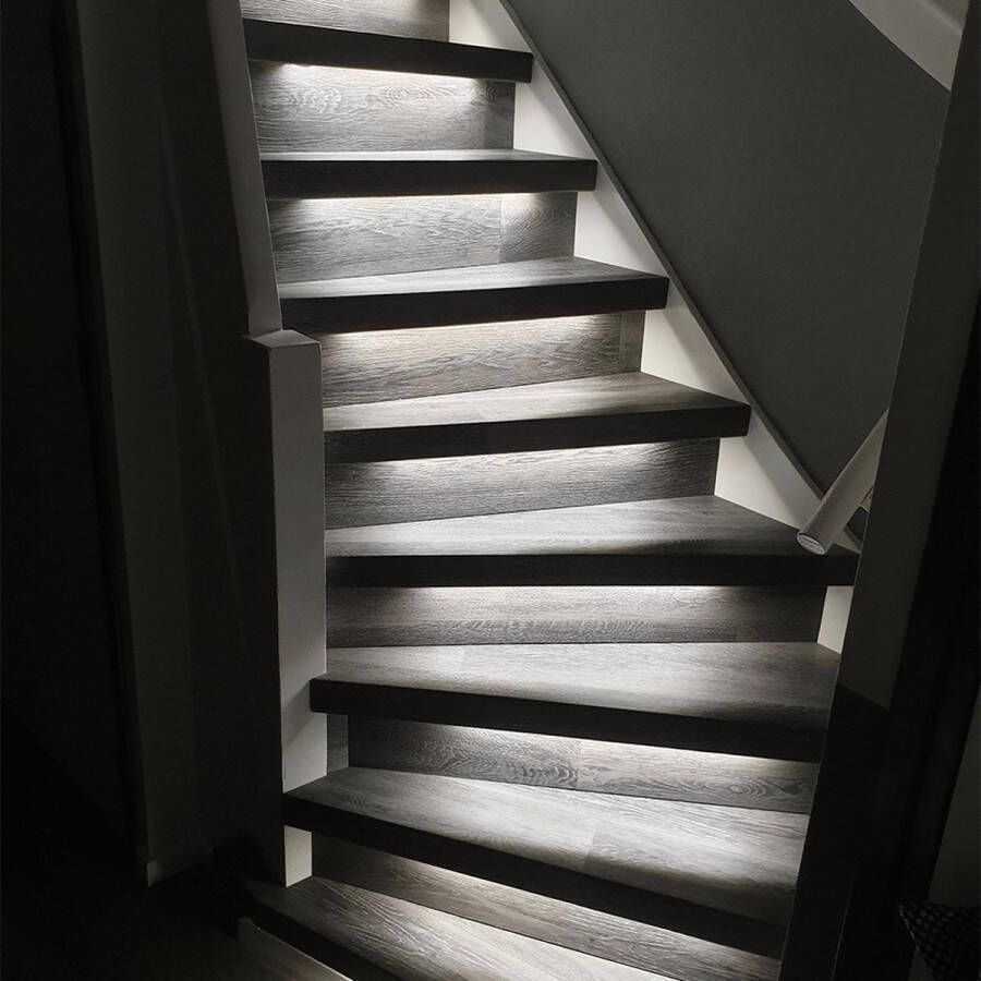 RexTech Led trapverlichting set met bewegingssensoren Led strips 50 cm met helder wit licht Werkt met de bekende verlichting apps Basic set in aluminium profiel voor max. 16 treden Bedienen via app
