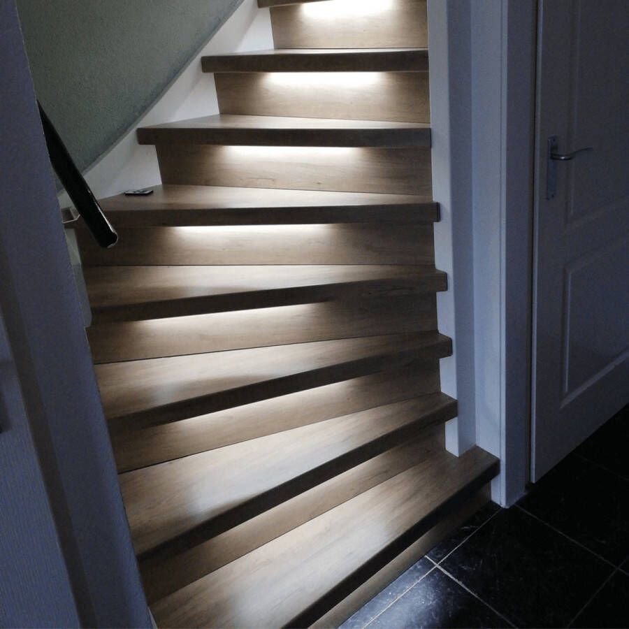 LedKoning Led trapverlichting set met bewegingssensoren Led strips 50 cm met helder wit licht Werkt met de bekende verlichting apps Basic set voor max. 16 treden Bedienen via app