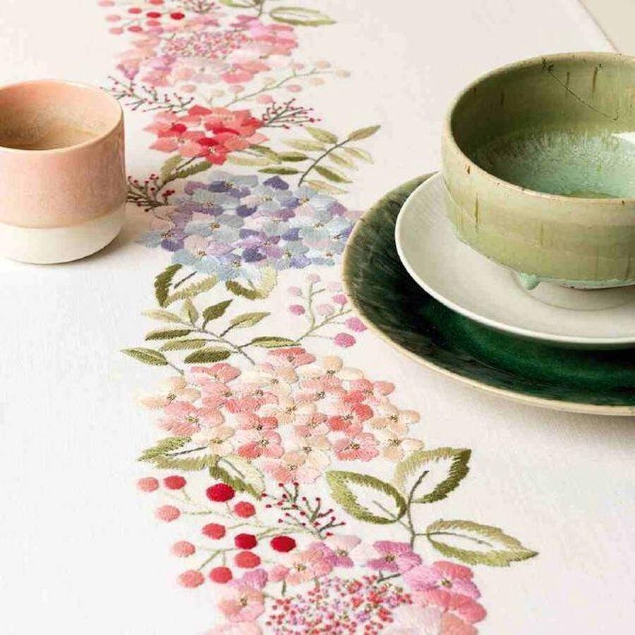 Rico design voorbedrukte hortensia tafelloper 68303.52.18 borduren 45x100cm