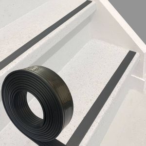 Rubber Webshop Antislipstrip Trapprofiel Rubberband Anti slip tape rubber trap strip met STERK zelfklevende laag 28x2 5mm Zwart Rol 10 meter