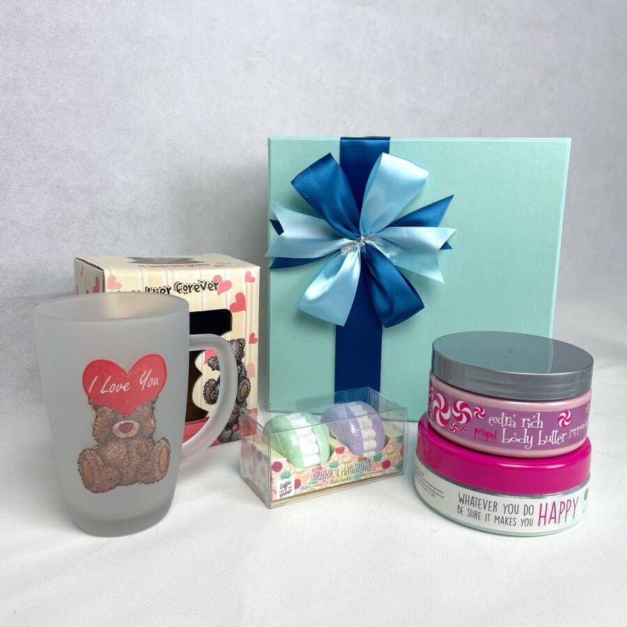 Sactos Leuke romantische valentijns cadeauset voor dames de mooiste geschenkset voor valentijnsdag bestaande uit luxe geschenkddoos I Love You mok peppermint body butter happy zeezout scrub en 2 macrons bad bruisballen kado verrassingspakket